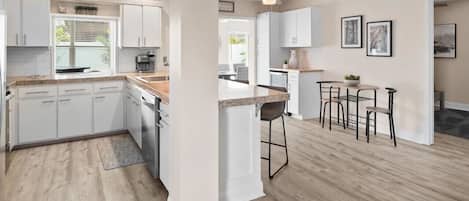 Køleskab, mikrobølgeovn, kogeplade, opvaskemaskine