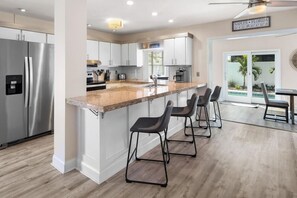 Een koelkast, een microgolfoven, een kookplaat, een vaatwasser