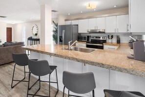 Een koelkast, een microgolfoven, een kookplaat, een vaatwasser