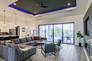 Téléviseur connecté, foyer, table de ping-pong, chaîne audio