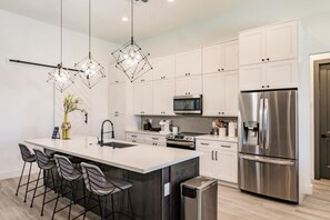 Geladeira, micro-ondas, cooktop, lava-louças