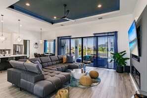 Una Smart TV, una chimenea, videojuegos, una mesa de tenis de mesa
