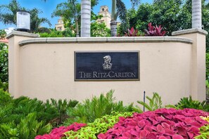 Property grounds - Luxe Oasis: putting green, fire-pit, near beach (Naples)