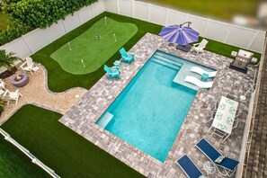 A heated pool - Luxe Oasis: putting green, fire-pit, near beach (Naples)