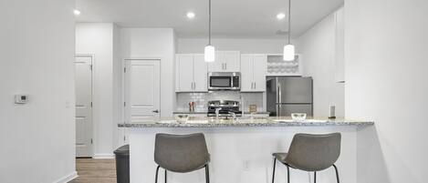 Réfrigérateur, micro-ondes, four, plaque de cuisson