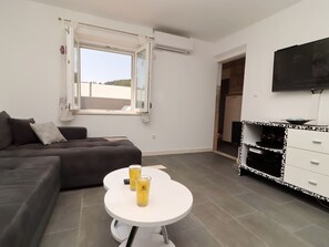 Villa | Coin séjour | Télévision à écran plat, cheminée, console de jeux vidéo