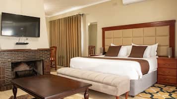 Business Studio Suite, 1 King Bed, Kitchen | Premium bedding, down duvets, memory-foam beds, desk