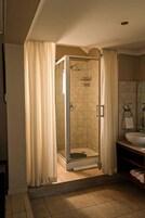 Suite Estudio Business, 1 cama de matrimonio grande, cocina | Ducha del cuarto de baño