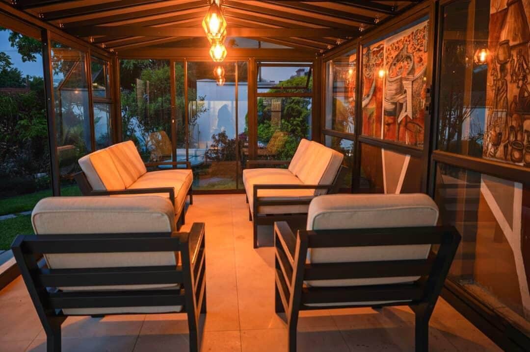 Fachada de la propiedad por la tarde o noche