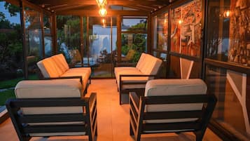 Fachada da propriedade à noite