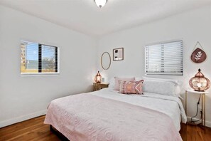 3 bedrooms, desk, iron/ironing board, travel crib