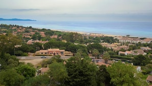 A coastal residential area with houses, a beach, and a view of the sea. - Welcomely - Villa Paola B (Muravera)