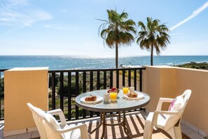 Outdoor dining - Charming apartment for coastal adventures (Málaga)