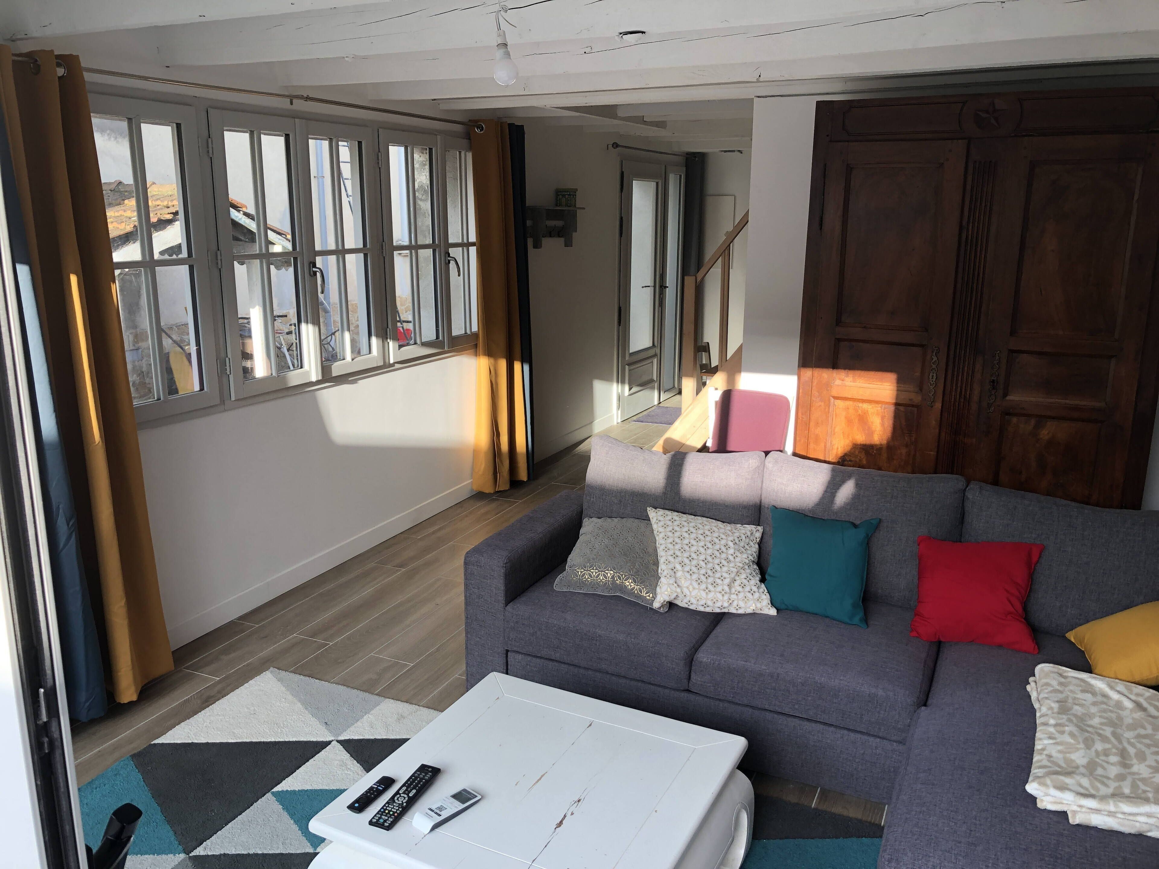 Télévision, lecteur de DVD, livres, vidéothèque