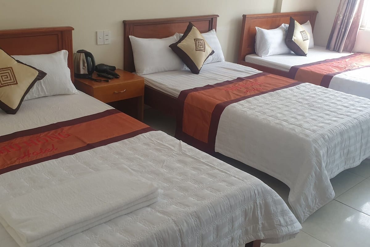 Habitación triple estándar, varias camas, vista a la playa, junto a la playa | Ropa de cama hipoalergénica y escritorio