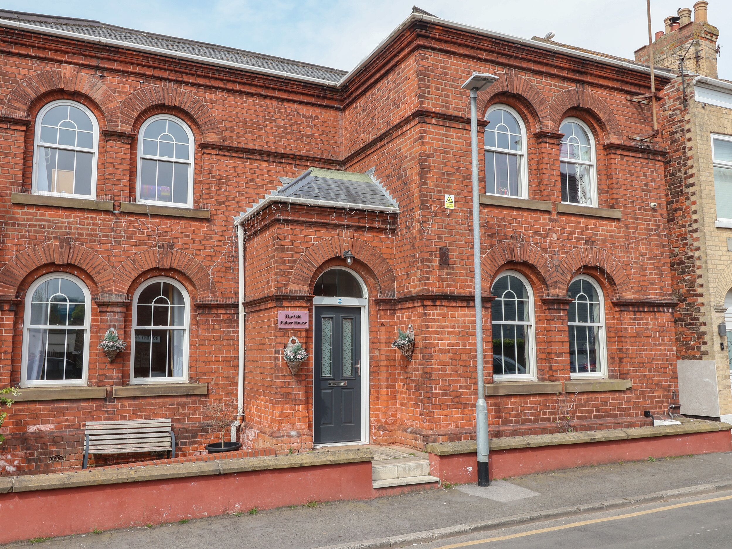 THE OLD STATION HOUSE, pet friendly, with hot tub in Withernsea