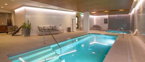 Een binnenzwembad, een sportzwembad