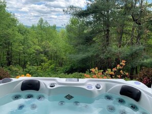 Outdoor spa tub - Elson's Overlook (Roseland)