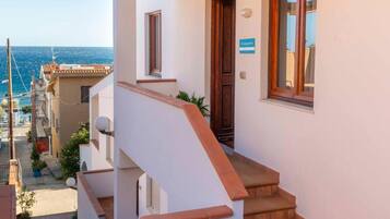 ์ํํธ | 3 ๊ฐ์ ์นจ์ค