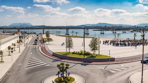 Una glorieta con paso de peatones, vista al agua y una multitud de personas.