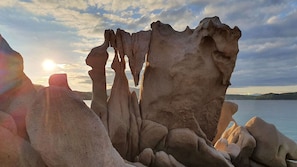 A natural rock formation with a sunset in the background. - Welcomely - Terrazza Romantica sul Mare di Olbia (Olbia)
