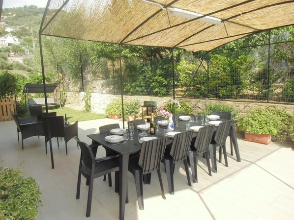 Outdoor dining - Iris - 150 sqm apartment (3 bedrooms, 2 bathrooms) with garden  (Liguria)