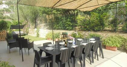 Iris - 150 sqm apartment (3 bedrooms, 2 bathrooms) with garden