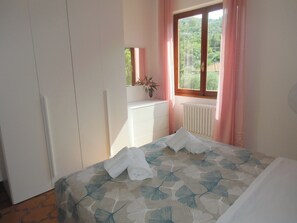 3 bedrooms, iron/ironing board, free WiFi, bed sheets - Iris - 150 sqm apartment (3 bedrooms, 2 bathrooms) with garden  (Liguria)