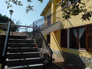 Property grounds - Iris - 150 sqm apartment (3 bedrooms, 2 bathrooms) with garden  (Liguria)