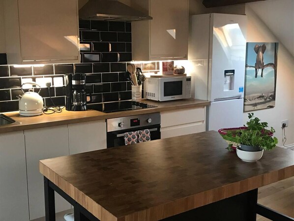Apartment, Multiple Beds | Private kitchen | Fridge, microwave, oven, stovetop