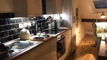 Apartment, Multiple Beds | Private kitchen | Fridge, microwave, oven, stovetop