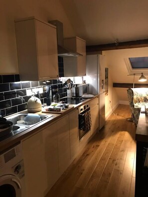 Apartment, Multiple Beds | Private kitchen | Fridge, microwave, oven, stovetop