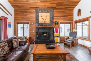Smart TV, chimenea y reproductor de DVD