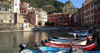 10 min from the sea! Chic and retro home sleeps 4 + double sofa bed!