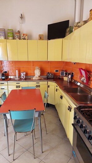 Frigorifero, microonde, forno, piano cottura