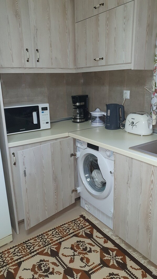 Fridge, dishwasher, coffee/tea maker, toaster