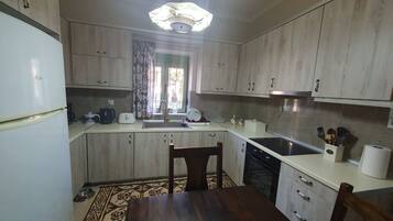 Kjøleskap, oppvaskmaskin, kaffetrakter/tekoker og brødrister