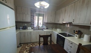 Fridge, dishwasher, coffee/tea maker, toaster