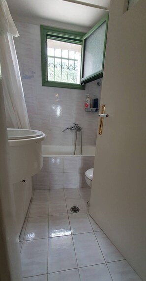 Bathtub, hair dryer, towels