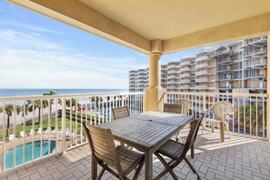 Outdoor dining - ☀️Oceanfront Retreat for 8-Pool-Atlantic Villas 302☀️ (New Smyrna Beach)