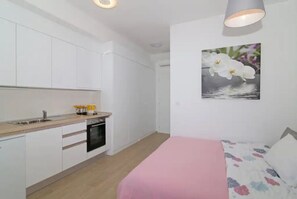 Apartamento | Cocina privada | Frigorífico, horno y placa de cocina