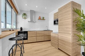 Geladeira, micro-ondas, fogão, lava-louças