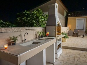 تناول الطعام بالخارج