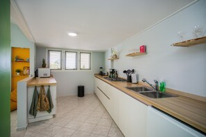 Oven, dishwasher, coffee/tea maker, electric kettle