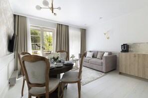 Deluxe Apartment | Blackout drapes, iron/ironing board, free WiFi, bed sheets - Willa Szwarc Sopot Premium Suites (Sopot)