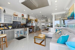 TV - South Mission Beach 5 | Oceanfront 3BR (San Diego)