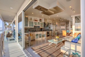 Frigorifero, microonde, piano cottura, lavastoviglie