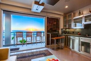 Refrigerador, microondas, parrilla de estufa y lavavajillas 