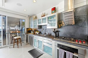 Fridge, microwave, oven, stovetop - South Mission Beach 5 | Oceanfront 3BR (San Diego)