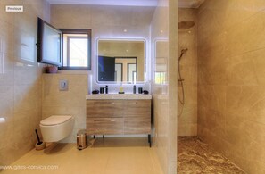 Dusche, Handtücher, Toilettenpapier